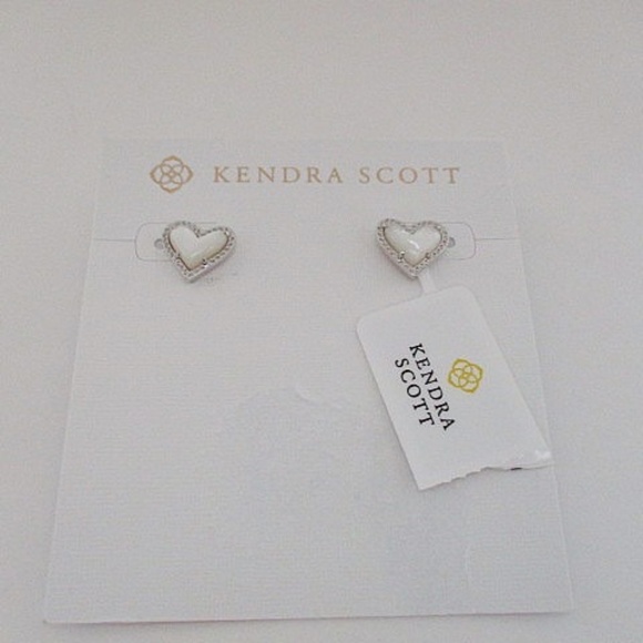 Kendra Scott Jewelry - KENDRA SCOTT - Ari Heart Silver Stud Earrings in Ivory Mother-of-Pearl